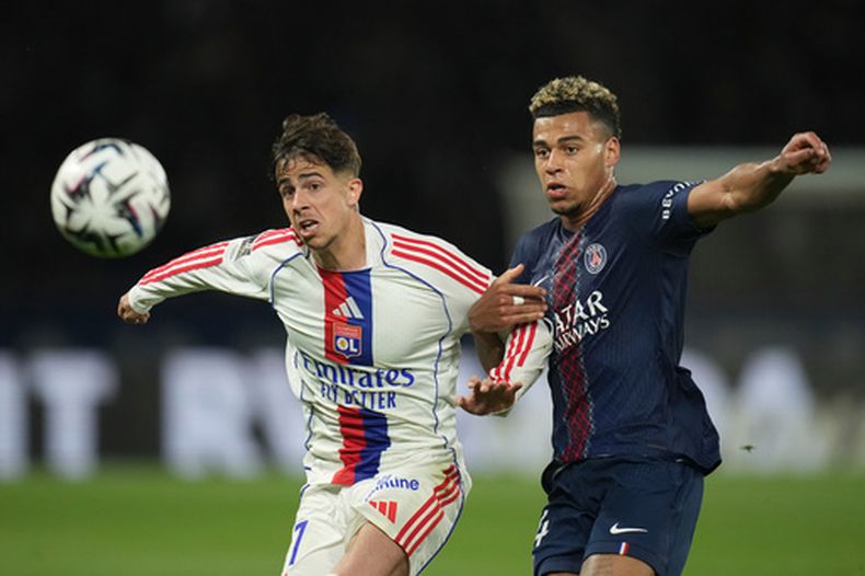 ARCHIVO - Afonso Moreira (izquierda), del Lyon, y Désiré Doué, del PSG, disputan el balón durante el partido de fútbol de la Ligue 1 de Francia entre el Paris Saint-Germain y el Olympique de Lyon en París, el 19 de abril de 2026. (Foto AP/Christophe Ena, Archivo)