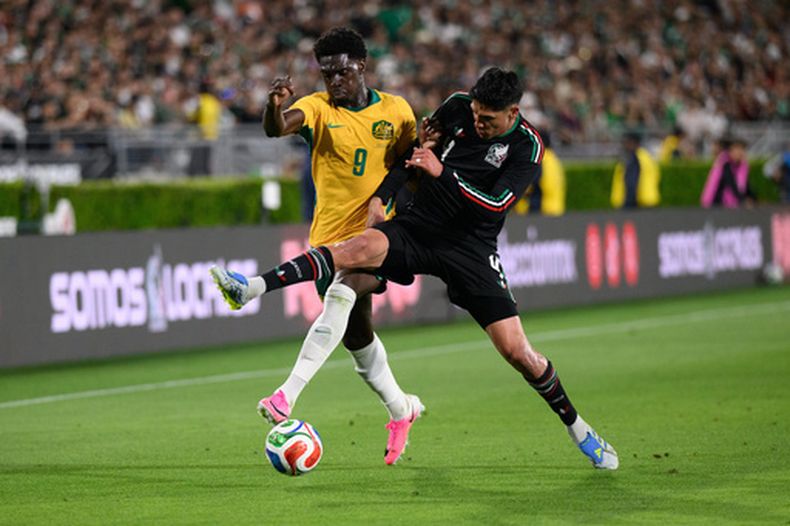 El delantero australiano Mohamed Toure, izquierda, es marcado por el mexicano Edson Álvarez durante un partido amistoso el sábado 30 de mayo de 2026 en Pasadena, California. (AP Foto/Kyusung Gong)
