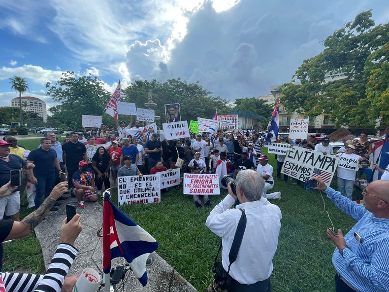 Exiliados cubanos en Miami se manifestaron contra los llamados a terminar el embargo al régimen castrista. (Mario J. Pentón)&nbsp;