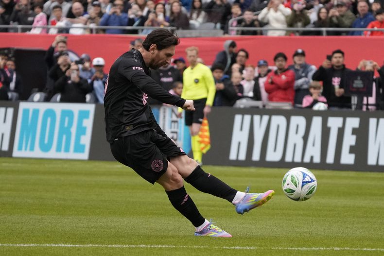El delantero de Inter Miami Lionel Messi (10) cobra un tiro libre contra el Chicago Fire durante la segunda mitad de un partido de fútbol de la MLS, el domingo 13 de abril de 2025, en Chicago. (AP Foto/David Banks)