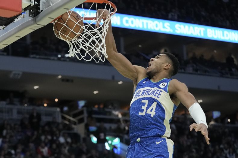Giannis Antetokounmpo de los Bucks de Milwaukee clava el balón en el encuentro de la Copa de la NBA ante los Knicks de Nueva York el martes 5 de diciembre del 2023. (AP Foto/Morry Gash)