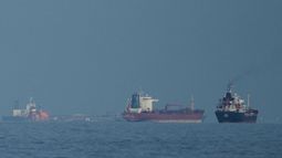 ARCHIVO - Petroleros y cargueros se alinean en el estrecho de Ormuz vistos desde Khor Fakkan, Emiratos Árabes Unidos, el miércoles 11 de marzo de 2026. (AP Foto/Altaf Qadri,Archivo)