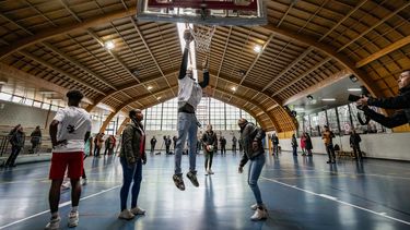El atleta cubano Yoao Illa, bronce en los 400 metros con vallas en los Juegos Panamericanos (centro), juega baloncesto con otros atletas cubanos que abandonaron la delegación cubana después de las justas y solicitan la condición de refugiados, en el estadio Lo Barnechea, un gimnasio municipal en Santiago, Chile, el viernes 10 de noviembre de 2023. (Foto AP/Esteban Félix)