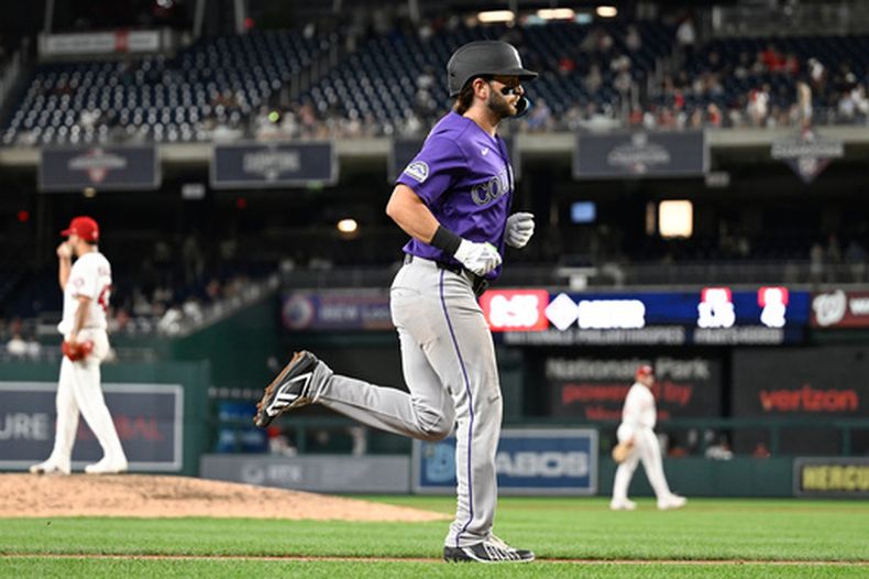 Connor Norby, de los Rockies de Colorado, corre al plato tras batear un grand slam en el duelo del miércoles 26 de agosto de 2026 ante los Nacionales de Washington (AP Foto/John McDonnell)