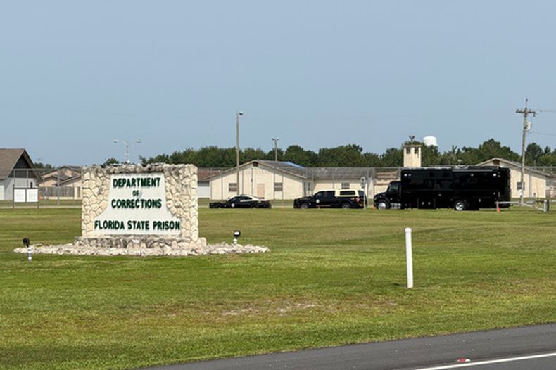 ARCHIVO – Vehículos policiales aparcados fuera de la prisión estatal de Florida en Starke, Florida, el martes 28 de julio de 2026. (AP Foto/David Fischer, Archivo)