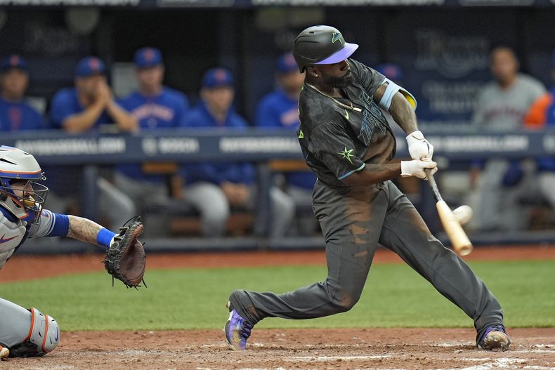 Randy Arozarena de los Rays de Tampa Bay conecta un jonrón solitario frente al relevista de los Mets de Nueva York Edwin Díaz en la novena el domingo 5 de mayo del 2024. (AP Foto/Chris OMeara)