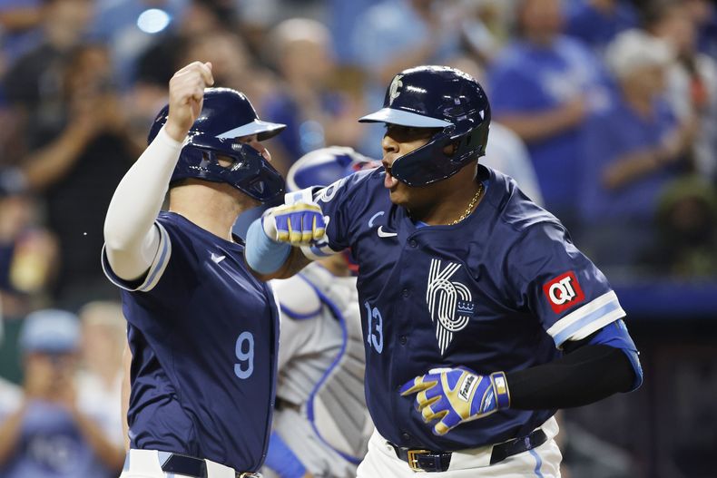 El venezolano Salvador Pérez (derecha) festeja con Vinni Pasquantino, su compañero en los Reales de Kansas City, luego de batear un jonrón de tres carreras en el juego ante los Rangers de Texas, el viernes 3 de mayo de 2024 (AP foto/Colin E. Braley)