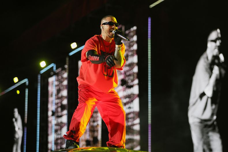 El cantante colombiano J Balvin se presenta durante el festival de música Coca-Cola Flow Fest en la Ciudad de México, el domingo 23 de noviembre de 2025. (Foto AP/Ginnette Riquelme)