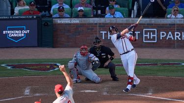 Austin Riley de los Bravos de Atlanta conecta un jonrón ante el relevista Jhoan Durán (59) de los Filis de Filadelfia en la serie de comodines de la Liga Nacional, el martes 29 de septiembre de 2026, en Atlanta. (AP Foto/Mike Stewart)