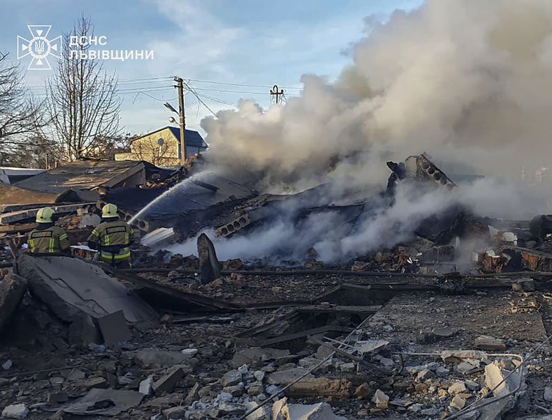 En esta imagen proporcionada por el Servicio ucraniano de Emergencias, personal de emergencias trabaja para extinguir un incendio tras el impacto de un cohete ruso en Leópolis, Ucrania, el domingo 17 de noviembre de 2024. ( Servicio ucraniano de Emergencias, via AP)