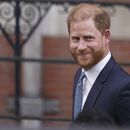 El príncipe Enrique de Gran Bretaña mira a los medios de comunicación al salir de los Tribunales Reales de Justicia en Londres, el martes 8 de abril de 2025. (Foto AP/Alberto Pezzali)
