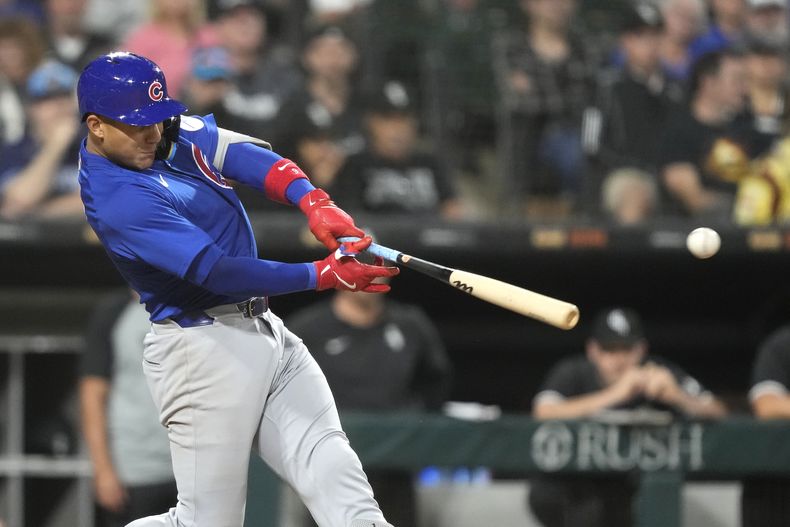 El panameño de los Cachorros de Chicago Miguel Amaya batea un sencillo de dos carreras frente al relevista de los Medias Blancas de Chicago Chad Kuhl en la octava entrada del juego del sábado 10 de agosto del 2024. (AP Foto/Charles Rex Arbogast)