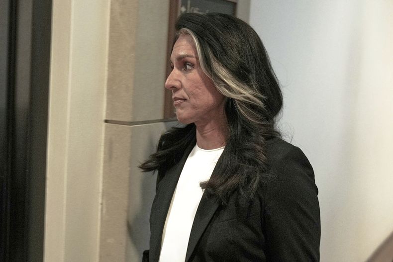 La directora de Inteligencia Nacional, Tulsi Gabbard, sale del Capitolio de Estados Unidos tras una audiencia de la Subcomisión de Asignaciones Presupuestarias del Senado, el lunes 16 de junio de 2025, en Washington. (AP Foto/Mariam Zuhaib)