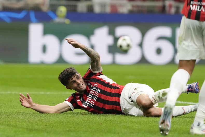 Christian Pulisic del AC Milan protesta ante el árbitro durante el partido contra Liverpool en la Liga de Campeones, el martes 17 de septiembre de 2024, en Milán. (AP Foto/Luca Bruno)