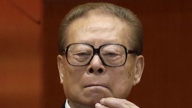 americateve | ARCHIVO - Foto de archivo, 8 de noviembre de 2012, del ex presidente chino Jiang Zemin en Beijing. La Audiencia Nacional espa&ntilde;ola emiti&oacute; una orden de arresto para Jiang y otros funcionarios chinos el mi&eacute;rcoles 20 de noviembre de 2013,