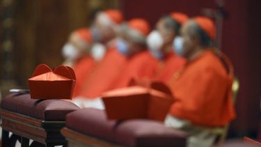 El papa recorta salarios para clérigos y monjas de Roma