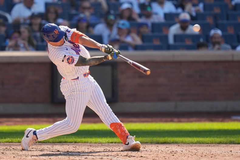 Tyrone Taylor, de los Mets de Nueva York, conecta un jonrón de tres carreras durante la novena entrada de un partido de béisbol contra los Yankees de Nueva York, el domingo 17 de mayo de 2026, en Nueva York. (Foto AP/Seth Wenig)