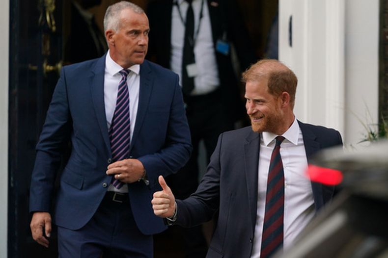 El príncipe Enrique de Gran Bretaña abandona Chatham House durante una visita al Reino Unido para una serie de compromisos benéficos en Londres, el martes 7 de julio de 2026. (Foto AP/Alberto Pezzali)