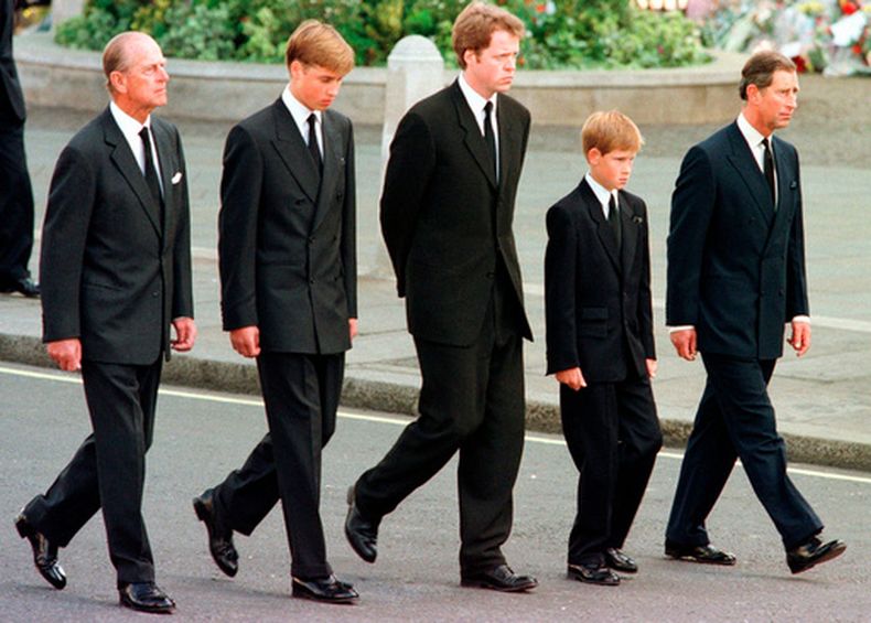 ARCHIVO - De izquierda a derecha, el príncipe Felipe de Inglaterra, el príncipe Guillermo, Earl Spencer, el príncipe Enrique y el príncipe Carlos salen caminando de la abadía de Westminster Abbey como parte del cortejo fúnebre de Diana, princesa de Gales, el 6 de septiembre de 1997. (AP Foto/Jeff J. Mitchell, Pool, archivo)