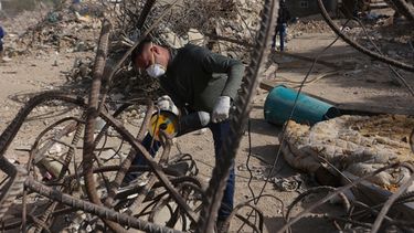 ARCHIVO - Un trabajador corta hierros entre los escombros de un edificio de viviendas construido dentro de un programa del gobierno, y que se derrumbó durante dos terremotos gemelos en La Guaira, Venezuela, el 25 de julio de 2026. (AP Foto/Pedro Mattey, Archivo)