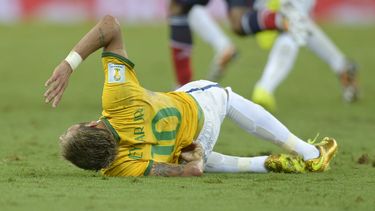 americateve | El astro brasile&ntilde;o Neymar se lleva una mano a la espalda, tras un golpe que le propin&oacute; el colombiano Camilo Z&uacute;&ntilde;iga en el partido de cuartos de final de la Copa del Mundo disputado el viernes 4 de julio de 2014 en Fortaleza, Bra