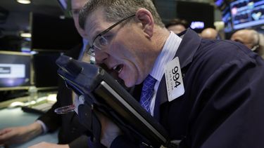 americateve | El especialista Sean Spain trabajando en el piso de operaciones de la Bolsa de Nueva York, el 31 de enero de 2014. (Foto AP/Richard Drew, Archivo)