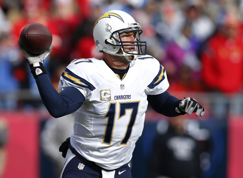 El quarterback de los Chargers de San Diego Philip Rivers (17) realiza un pase contra los Chiefs de Kansas City durante su juego del domingo 24 de noviembre de 2013, en Kansas City, Misuri. (Foto AP/Ed Zurga)