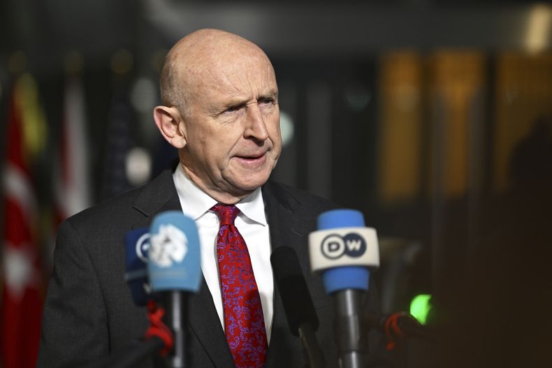 El ministro británico de Defensa, John Healey, habla con los medios a su llegada a una cumbre de defensa de la OTAN en Bruselas, el jueves 13 de febrero de 2025. (AP Foto/Harry Nakos)