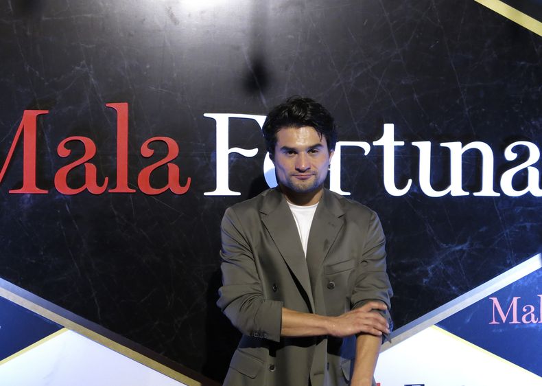 El actor Ricardo Polanco posa en la alfombra roja de la serie Mala fortuna en la Ciudad de México el miércoles 16 de agosto de 2023. (Foto AP/Berenice Bautista)