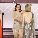 En esta imagen proporcionada por CBS, Emma Stone recibe el premio a la mejor actriz en una película musical o de comedia por su papel en Poor Things con las presentadoras Naomi Watts, derecha, y Michelle Yeoh en la 81a edición de los Globos de Oro el domingo 7 de enero de 2024, en el Hotel Beverly Hilton en Beverly Hills, California. (Sonja Flemming/CBS via AP)