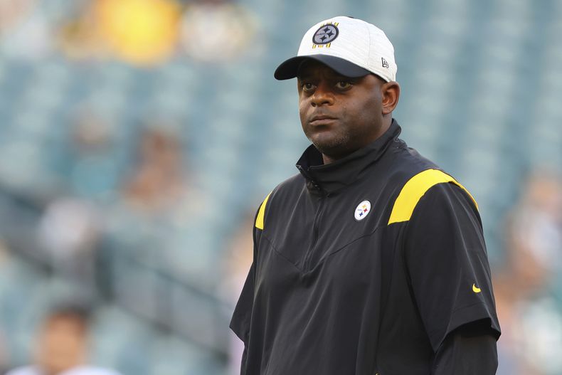 ARCHIVO - Ike Hilliard, coach de receptores de los Steelers de Pittsburgh, observa previo a un partido de pretemporada de la NFL en contra de los Eagles de Filadelfia, el 12 de agosto de 2021, en Filadelfia. (AP Foto/Rich Schultz, Archivo)