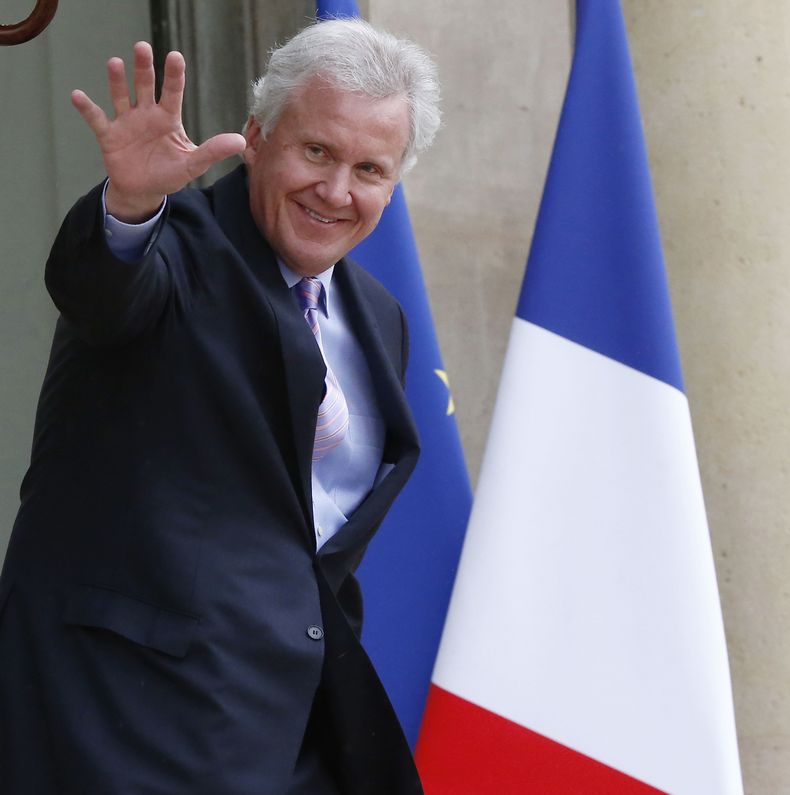 El presidente de la compa&ntilde;&iacute;a General Electric Jeffrey R. Immelt sale del palacio del El&iacute;seo tras reunirse con el presidente franc&eacute;s Francois Hollande en Par&iacute;s el lunes 28 de abril de 2014. El presidente franc&eacute;s si