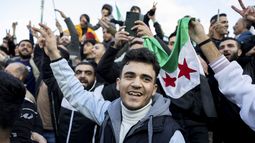 Un grupo de personas celebra la caída del presidente sirio Bashar Assad en Atenas, Grecia, el 8 de diciembre del 2024. (AP foto/Yorgos Karahalis)