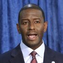 ARCHIVO - Andrew Gillum, candidato demócrata para la gubernatura de Florida, habla en conferencia de prensa en Tallahassee, Florida, el 10 de noviembre de 2018. (AP Foto/Steve Cannon, archivo)