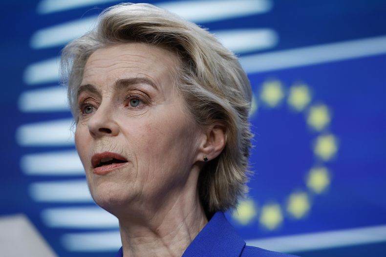 La presidenta de la Comisión Europea, Ursula von der Leyen, se dirige a una conferencia de prensa en Bruselas, el jueves 19 de diciembre de 2024. (AP Foto/Omar La Habana, Archivo)