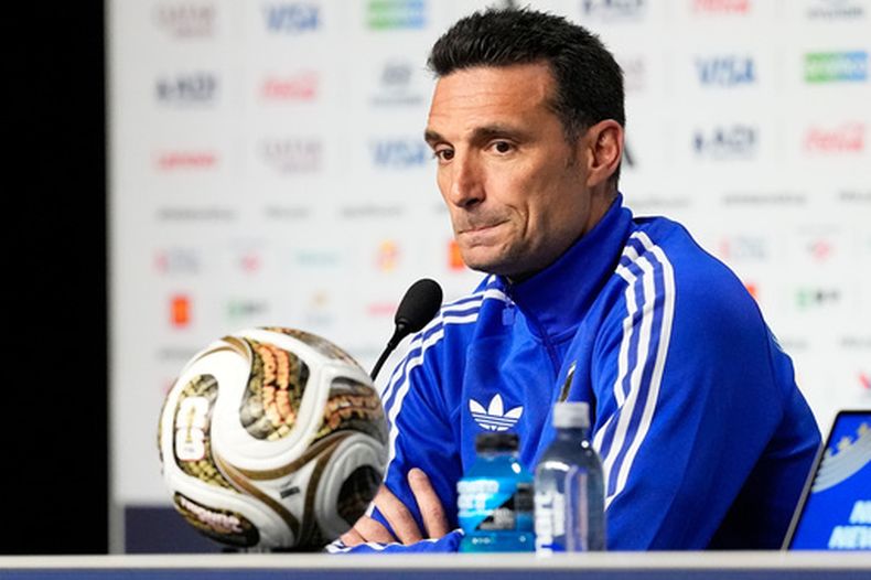 El técnico de Argentina, Lionel Scaloni, atiende conferencia de prensa previa a la final del Mundial contra España en Nueva York, viernes 17 julio, 2026. (AP Foto/Frank Franklin II)