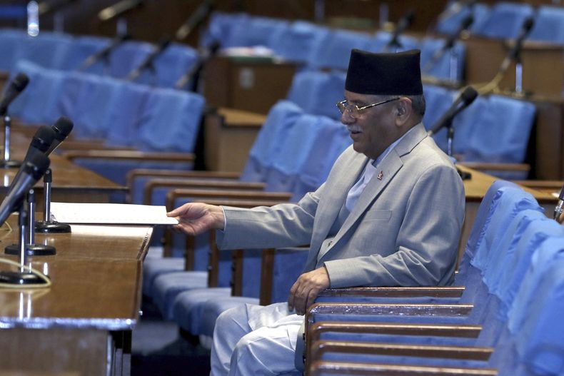 El primer ministro de Nepal, Pushpa Kamal Dahal, sentado en el Parlamento tras una moción de censura, en Katmandú, Nepal, el viernes 12 de julio de 2024. (AP Foto/Bikash Dware)
