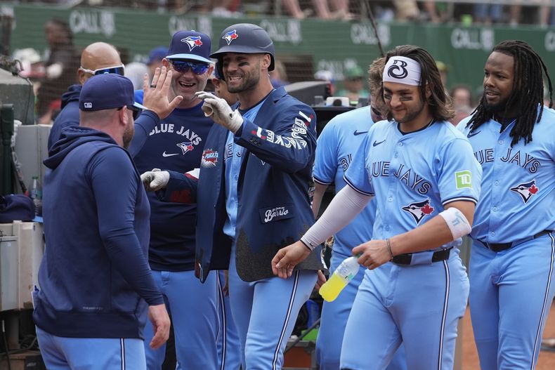 Kevin Kiermaier, centro, de los Azulejos de Toronto, celebra con sus compañeros de equipo en el dugout tras conectar un jonrón solitario contra los Atléticos de Oakland durante la quinta entrada el sábado 8 de junio de 2024, en Oakland, California (AP Foto/Godofredo A. Vásquez)