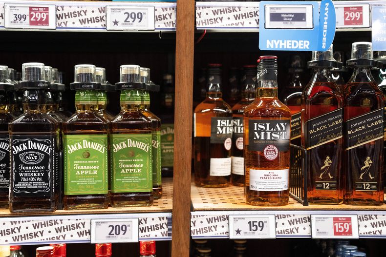 ARCHIVO - Algunas botellas de bebidas alcohólicas en un estante tienen una estrella en su etiqueta para facilitar a los clientes comprar productos europeos, el lunes 17 de marzo de 2025, en una tienda Bilka, en Randers, Dinamarca. (Bo Amstrup/Ritzau Scanpix vía AP, Archivo)