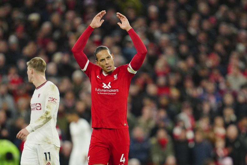 Virgil van Dijk de Liverpool anima a los hinchas durante el partido contra Manchester United en la Liga Premier, el domingo 17 de diciembre de 2023. (AP Foto/Jon Super)