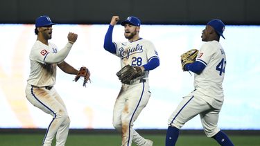 Los jardineros de los Reales de Kansas City MJ Meléndez, a la izquierda, Kyle Isbel, al centro y Dairon Blanco, a la derecha, celebran después de su victoria sobre los Cardenales de San Luis el sábado 10 de agosto de 2024, en Kansas City, Missouri. (AP Foto/Reed Hoffmann)