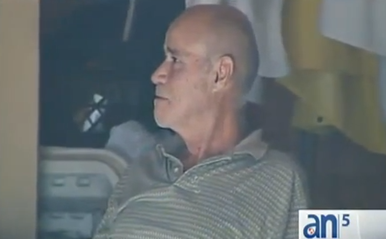 Esta mañana, un hombre que dijo haber llegado en una lancha y ser de pinar del río en cuba, fue descubierto por las autoridades de key biscayne, exactamente en Virginia key mientras dormía en una caseta. Las autoridades migratorias lo están interrogando.