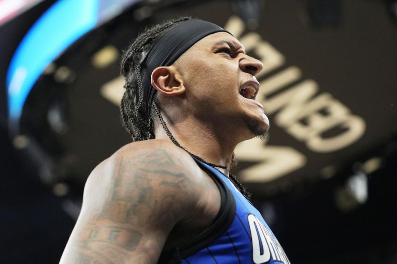 El alero del Magic de Orlando Paolo Banchero celebra al atinar una canasta y recibir una falta en el encuentro de play-in ante los Hawks de Atlanta el martes 15 de abril del 2025. (AP Foto/John Raoux)