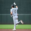 Colson Montgomery, de los Medias Blancas de Chicago, hace un gesto mientras recorre las bases y celebra su jonrón de dos carreras durante la tercera entrada de un partido de béisbol contra los Orioles de Baltimore, el martes 30 de junio de 2026, en Baltimore. (Foto AP/Nick Wass)