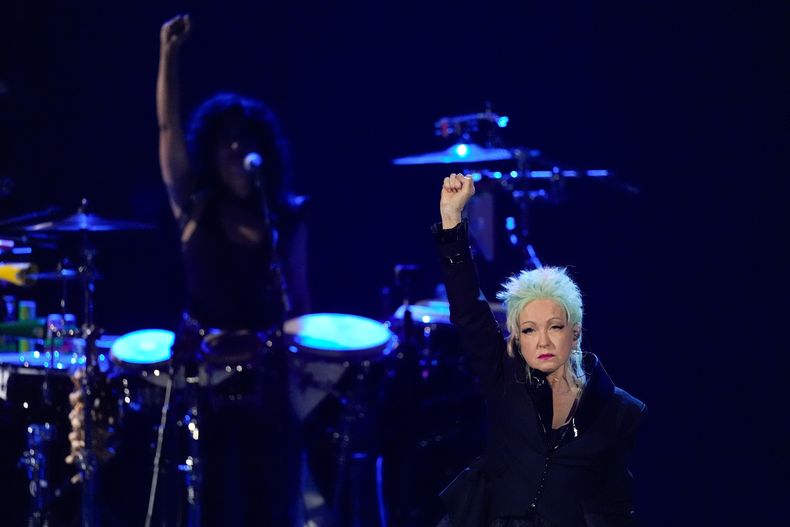 Cyndi Lauper durante su presentación en la ceremonia de incorporación al Salón de la Fama del Rock and Roll de 2025 el sábado 8 de noviembre de 2025 en L.A. Live en Los Ángeles. (Foto AP/Chris Pizzello)