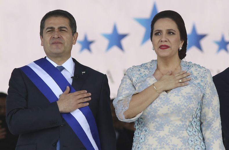 ARCHIVO - El presidente hondureño Juan Orlando Hernández de pie junto a su esposa Ana García, durante la ceremonia de juramentación para su segundo mandato en el Estadio Nacional en Tegucigalpa, Honduras, el 27 de enero de 2018. (AP Foto/Fernando Antonio, Archivo)