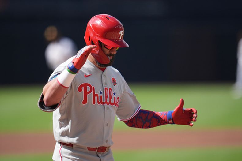Kyle Schwarber, de los Filis de Filadelfia, celebra después de conectar un jonrón durante la primera entrada del juego de béisbol de Grandes Ligas frente a los Padres de San Diego, el lunes 25 de mayo de 2026, en San Diego. (AP Foto/Gregory Bull)