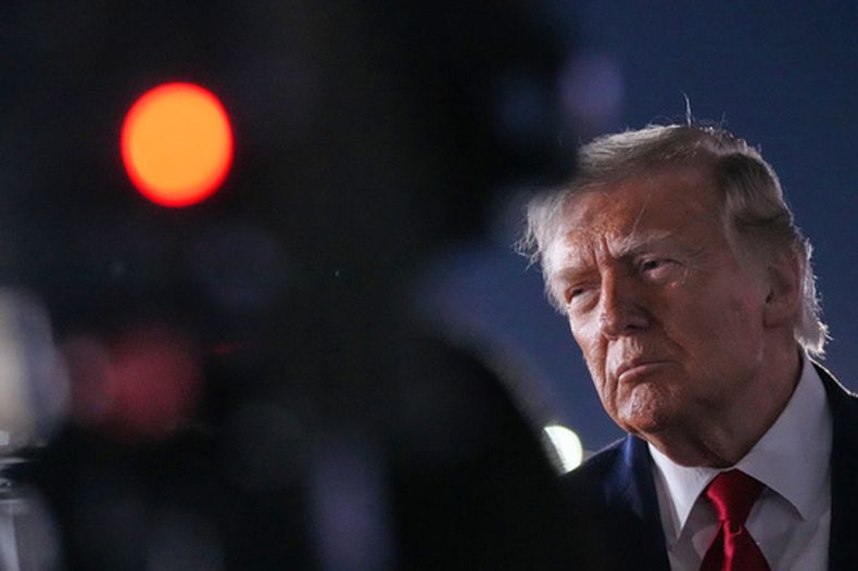El presidente de Estados Unidos, Donald Trump, habla con reporteros antes de subir al Air Force One en el aeropuerto internacional John F. Kennedy, en Nueva York, el 9 de junio de 2026. (AP Foto/Mark Schiefelbein)