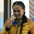 La colombiana Yen Arias posa con su medalla de oro tras ganar la final de boxeo, categoría de 57 kilogramos, en los Juegos Centroamericanos y del Caribe en San Salvador, el miércoles 28 de junio de 2023 (AP Foto/Arnulfo Franco)