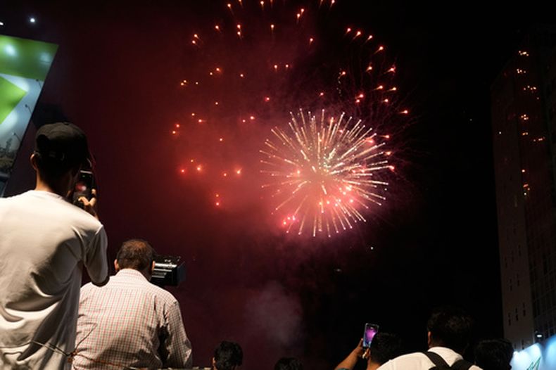 Gente mira fuegos artificiales en Lahore, Pakistán, el sábado 8 de agosto de 2026, durante celebraciones por la firma de un acuerdo trilateral de defensa entre Arabia Saudí, Pakistán y Turquía en La Meca. (AP Foto/K.M. Chaudary)